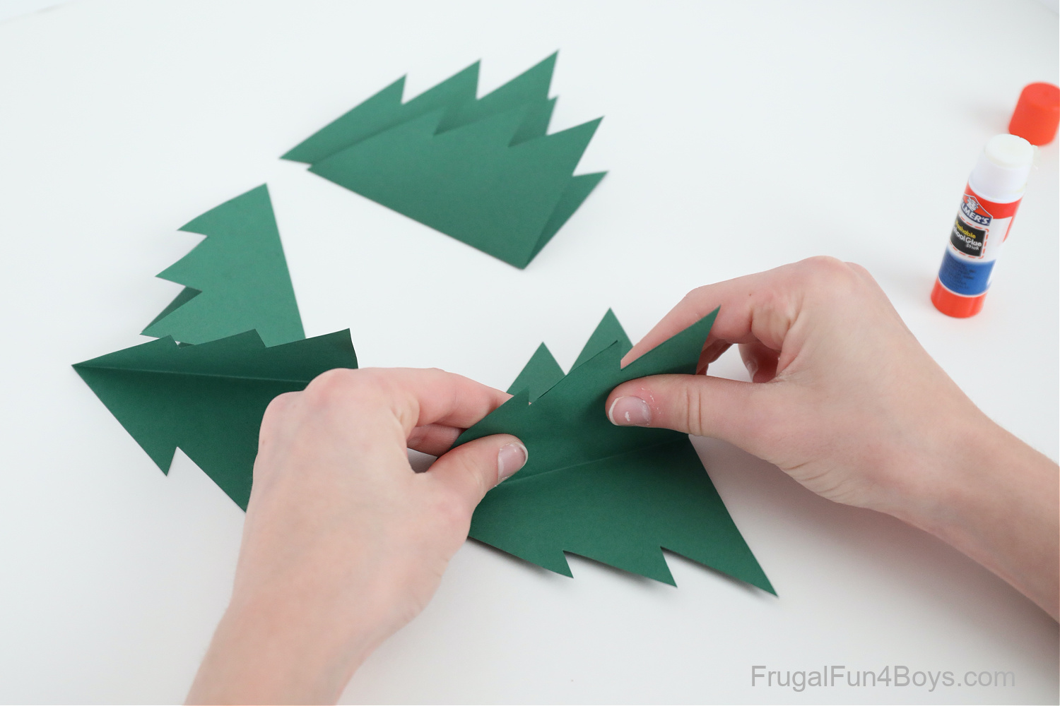 How to Make an Easy Origami Christmas Tree - Fun Kite Paper Craft Ideas |  Niños & Nature